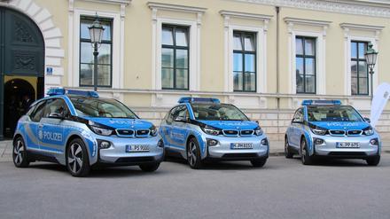 Drei Elektrodienstwagen der Bayerischen Polizei vom Typ BMW i3 - in den Dienst gestellt im Jahr 2015. 