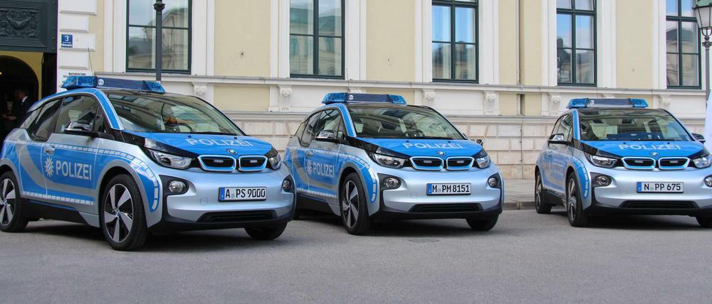 Drei Elektrodienstwagen der Bayerischen Polizei vom Typ BMW i3 - in den Dienst gestellt im Jahr 2015. 