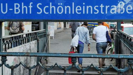 Wenige Meter vom U-Bahnhof Schönleinstraße wurde am Dienstagmorgen ein Mitarbeiter tot in einem Spielcasino aufgefunden. 