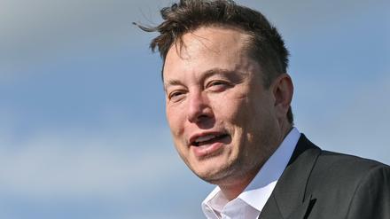 Tesla-Chef Elon Musk bei seinem Besuch der Baustelle in Grünheide Anfang September.