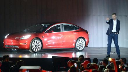 Tesla-Chef Elon Musk stellt auf dem Fabrikgelände in Fremont den Tesla Model 3 vor. (Archivbild)