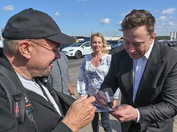 Elon Musk macht Hans-Jürgen Michelsen glücklich.