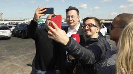 Umlagert: Elon Musk bei seinem Besuch auf der Tesla-Baustelle in Grünheide.