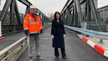 Verkehrssenatorin Bettina Jarasch (Grüne) eröffnet die neue Behelfsbrücke der Elsenbrücke.
