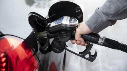 Ein Autofahrer steckt an einer Tankstelle einen Diesel-Zapfhahn in die Tanköffnung seines Fahrzeugs. 