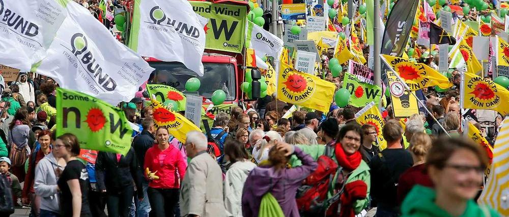Rund 12 000 Menschen haben nach Veranstalterangaben am Samstag in Berlin für die Energiewende demonstriert. Der Partywagen in der Mitte des Demonstrationszuges ließ Love-Parade-Stimmung aufkommen. 