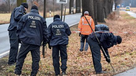 An der Bundesstraße 168 in Oegeln im Landkreis Oder-Spree (Brandenburg) wurden vor kurzem zwei Polizisten bei der Flucht eines Mannes getötet. 