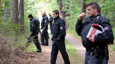 Dutzende Polizisten suchten im Oktober in einem Waldstück nahe Storkow (Brandenburg) nach dem Entführer des Berliner Investment-Managers. Ein halbes Jahr später wurde er nun geschnappt.