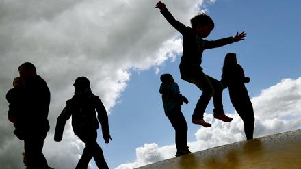 Kinder springen auf einer Hüpfburg. 