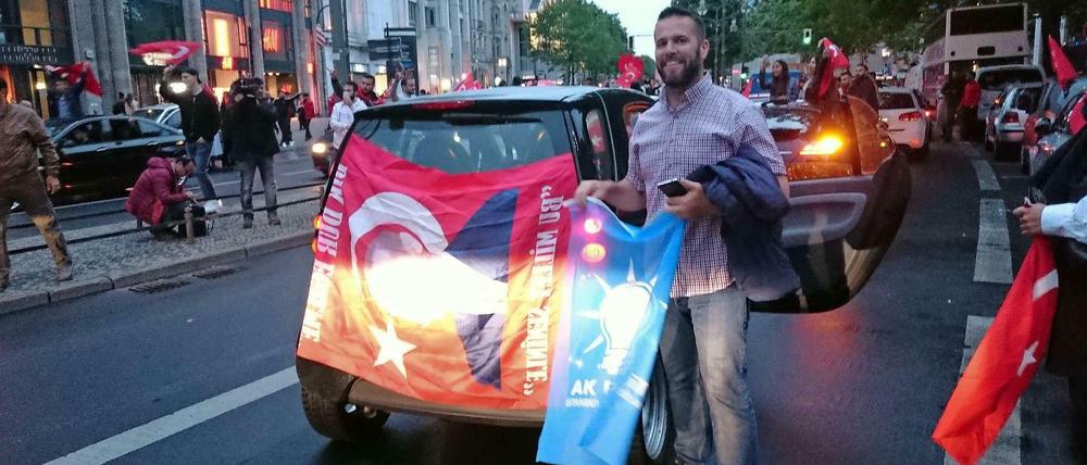 Erdogan-Anhänger feiern in Berlin den Wahlsieg.