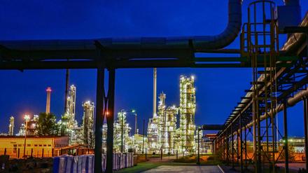 Die Anlagen der Erdölraffinerie auf dem Industriegelände der PCK-Raffinerie GmbH. 