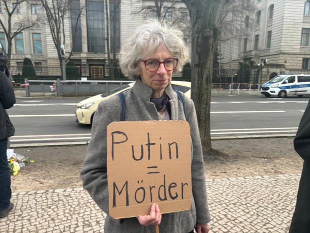 Erika Pawlowsky-Reusing (64) hat, nachdem sie die Nachricht vom Tod Nawalnys gehört hat, spontan ein Plakat Plakat gemalt und ist in die S-Bahn gestiegen. „Das hat mich so geschockt. Ich wollte meine Trauer und Anteilnahme mit den Oppositionellen zeigen.”