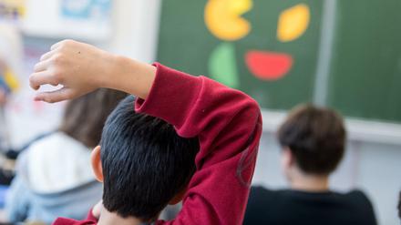 Ein Schüler meldet sich während einer Mathestunde im Präsenzunterricht. In Berlin sollen die Schüler erst nach den Ferien vollständig in die Klassen zurückkehren.