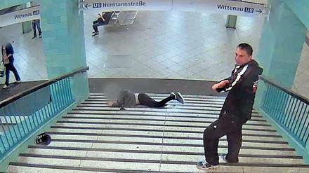 Polizeibekannt: Ein Video-Standbild zeigt den Mann am U-Bahnhof Alexanderplatz, nachdem er einen 38-Jährigen die Treppe heruntergestoßen hatte.
