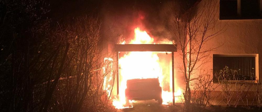 Brandanschlag. Bei einem mutmaßlich von Neonazis verübten Angriff geht der Wagen des Linken-Politikers Ferat Kocak in Flammen auf.