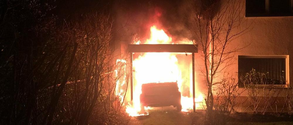 Brandanschlag. Der Wagen des Neuköllner Linkenpolitikers Ferat Kocak wurde im Februar 2018 bei einem rechten Angriff zerstört 