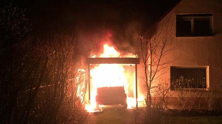 Flammender Angriff. Im Februar 2018 brannte in Neukölln der Wagen des Linken-Politikers Ferat Kocak. Täter waren mutmaßlich Neonazis