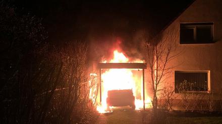 Ein brennendes Fahrzeug steht in Berlin-Neukölln in der Garage von Linken-Politiker Ferat Kocak.