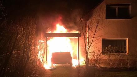 Das brennende Auto des Linken-Politikers Ferat Kocak am 1. Februar 2018 in Neukölln.
