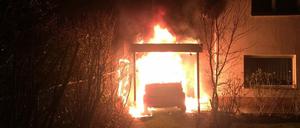 Das brennende Auto des Linken-Politikers Ferat Kocak am 1. Februar 2018 in Neukölln.