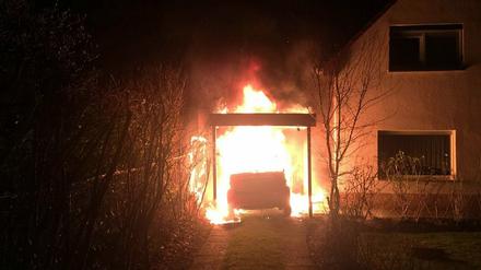 In der Nacht zum 1. Februar 2018 brannte das Auto des Linkenpolitikers Ferat Kocak. Sebastian T. soll aus Sicht der Ermittler:innen einer der Täter sein. 