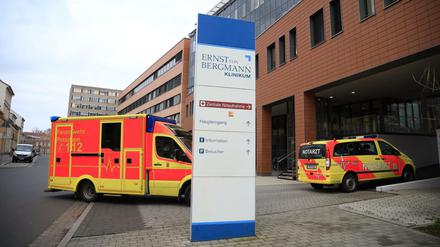 Rettungswagen vor dem Ernst von Bergmann Klinikum in Potsdam. Für viele Kranke wurde die Klinik zur Todesfalle. 