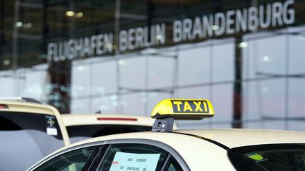 Im Wartemodus. Berliner Taxis stehen am BER länger an.