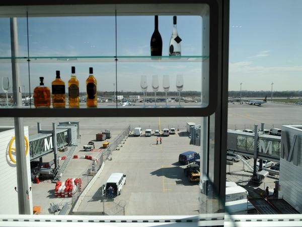 Blick aus der Business-Class-Lounge im neuen Satelliten-Terminal der Lufthansa am Flughafen in München (Bayern).