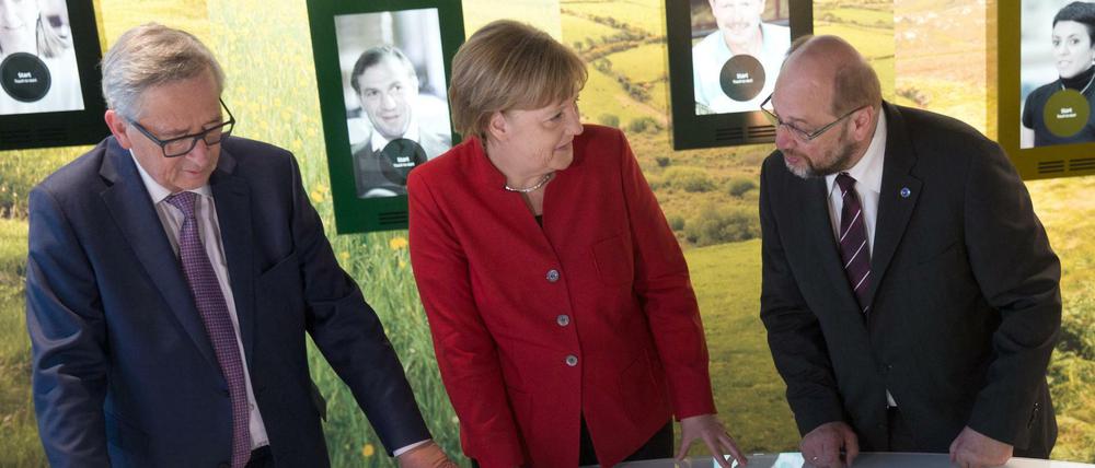Virtuelle Reise durch Europa. EU-Kommissionschef Juncker, Kanzlerin Merkel und EU-Parlamentspräsident Schulz (von links). 