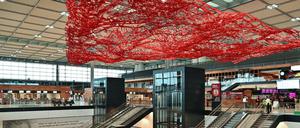 Das Kunstwerk «Fliegender Teppich» von Pae White schwebt im Terminal 1 vom BER.
