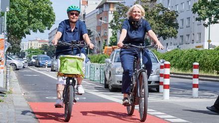 Monika Herrmann (l.) und Regine Günther (beide Grüne) eröffnen den Radweg am Kottbusser Damm offiziell.
