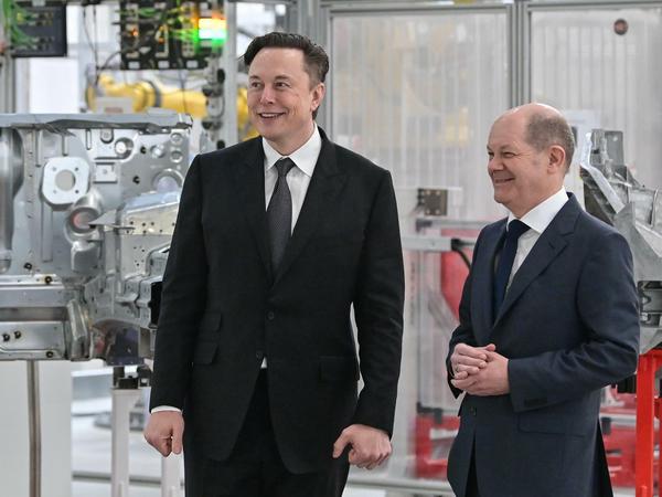 Tesla-Chef Elon Musik und Bundeskanzler Olaf Scholz bei der Werkseröffnung im März.