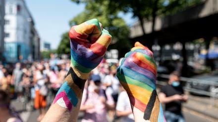 Zwei Teilnehmer der «Pride Berlin: Save our Community, Save our Pride» halten ihre Faust in die Höhe.