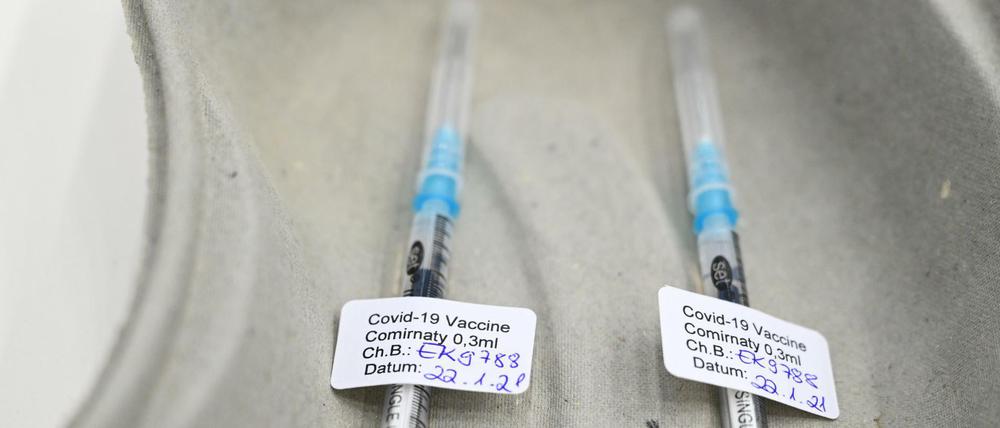 Begehrt. Hier ist Covid-19-Impfstoff von Pfizer-Biontech aufgezogen. Bei den Berliner Arztpraxen wird voraussichtlich zunächst Astrazeneca verimpft. 