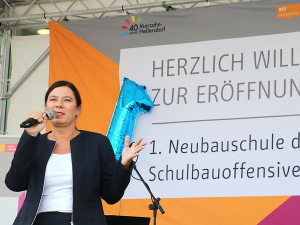 Steht in der Kritik: Bildungssenatorin Sandra Scheeres (SPD), zu während der Eröffnung der Integrierten Sekundarschule Mahlsdorf.