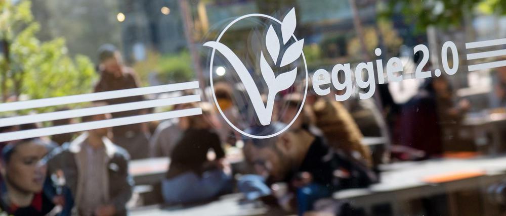 Ein Aufkleber mit der Aufschrift "Veggie 2.0" ist am Fenster der veganen Mensa auf dem Campus der Technischen Universität angebracht - die erste vegane Mensa Berlins. 