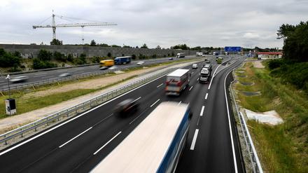  Der Verkehr fließt über die achtstreifige Erweiterung der Autobahn A10 zwischen Potsdam und Nuthetal. F