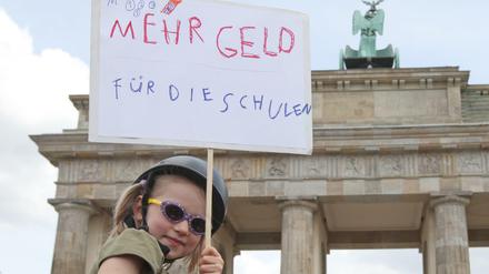 Es könnte alles so einfach sein: „Mehr Geld für die Schulen“ steht auf einem Protestplakat in Berlin.