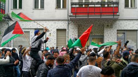 Eskalation der Demo zur Solidarität mit Palästinensern im jüngsten Nahostkonflikt am Hermannplatz am 15.5.2021