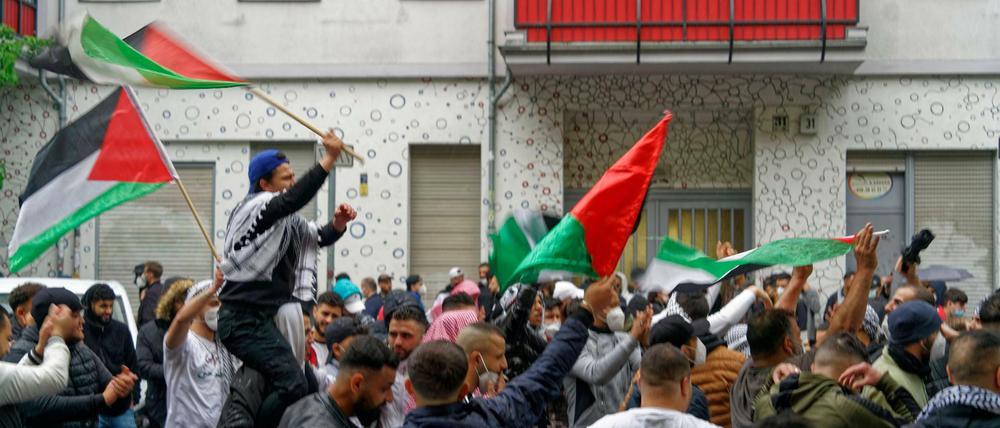 Eskalation der Demo zur Solidarität mit Palästinensern im jüngsten Nahostkonflikt am Hermannplatz am 15.5.2021