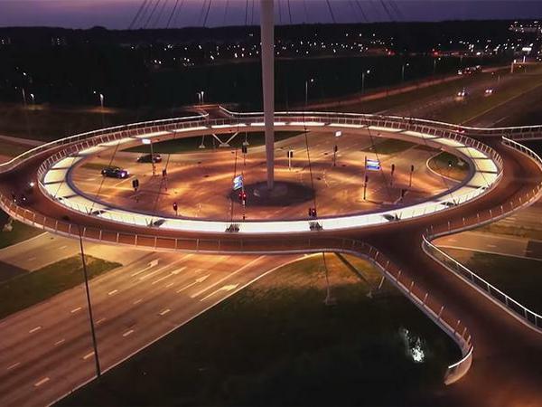 Niederlande. Zwischen Eindhoven und Veldhoven befindet sich diese kreisförmige Brücke für Fußgänger und Radfahrer. Unten passieren am Tag 25.000 Autos, während in der gleichen Zeit 4000 bis 5000 Radfahrer den Kreisverkehr nutzen. – Foto: Federation European Cyclists (CC: BY 2.0)