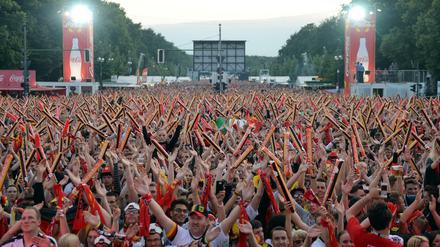 Fans jubeln Sonnabend in Berlin auf der Fanmeile vor dem Brandenburger Tor.