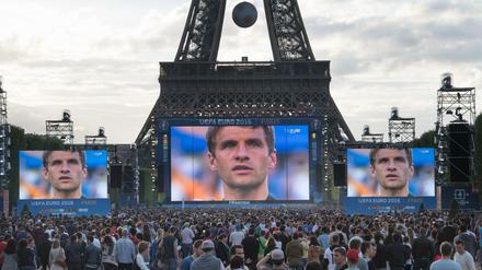 Thomas Müller "zu Gast" auf der Fanmeile am Eiffelturm in Paris: Auch dort, genau wie in Berlin, geht es heute Abend bestimmt rund.