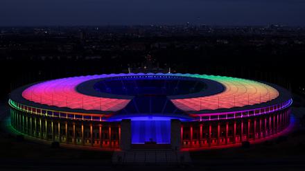 Das Olympiastadion trägt am Mittwochabend bunt. 