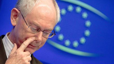 EU-Gipfelchef Herman Van Rompuy kündigt die Ausweitung des Rettungsfonds für klamme Mitgliedsstaaten an.