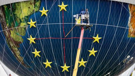 Die Sterne für die Europäische Union werden an einem Aussichts-Ballon angebracht. 