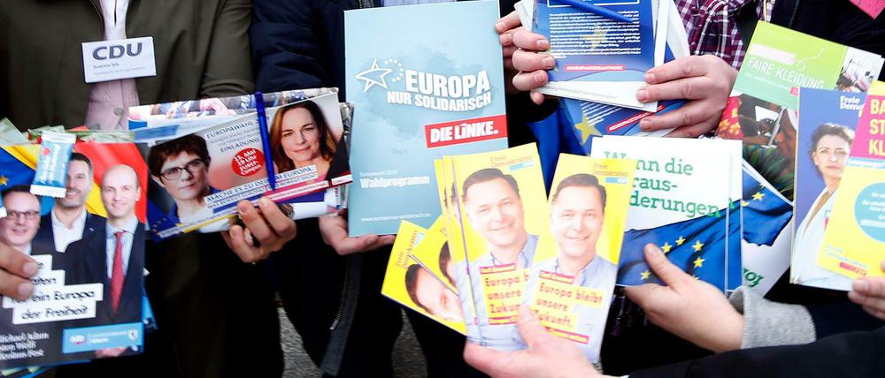 Qual der Wahl. Beim Europafest am Berliner Steinplatz verteilten die Parteien am Wochenende Wahlwerbung.