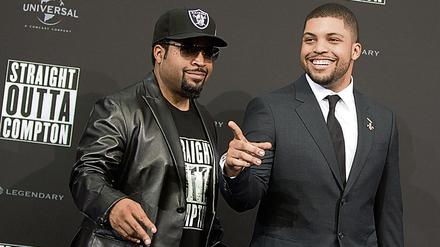 Produzent Ice Cube (l.) und sein Sohn, der Schauspieler O'Shea Jackson Jr., bei der Europapremiere des Kinofilms "Straight Outta Compton" am Potsdamer Platz.