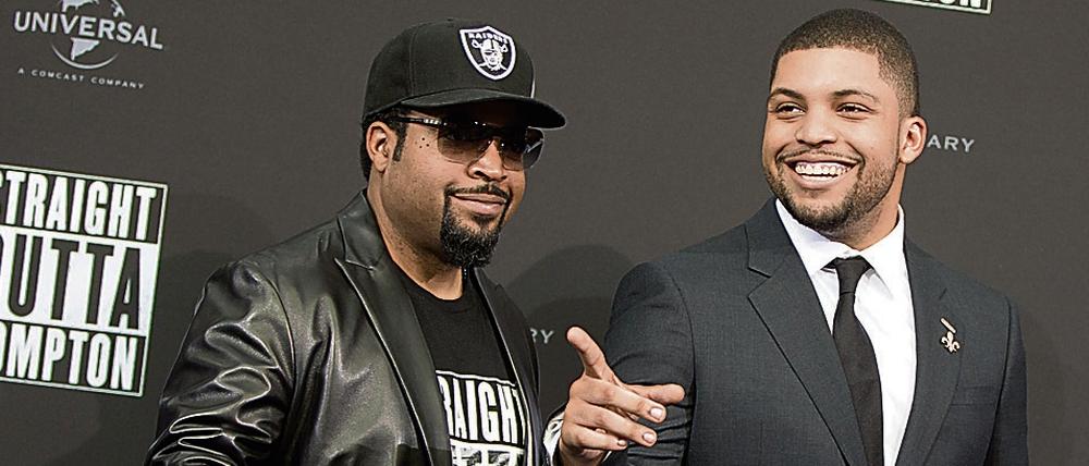 Produzent Ice Cube (l.) und sein Sohn, der Schauspieler O'Shea Jackson Jr., bei der Europapremiere des Kinofilms "Straight Outta Compton" am Potsdamer Platz.