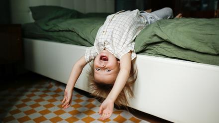 Mama hat Feierabend? Mir egal! Wenn Kinder abends partout nicht müde werden, brauchen Eltern viel Geduld.